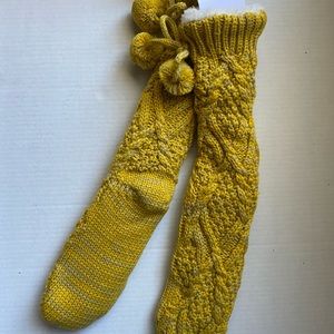 Express Womens Sz 6-10 Yellow Cable Knit Slippers